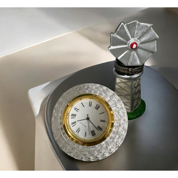 Vintage Quartz Crystal Glass Golf Ball Paperweight Mantel Clock W/Roman Numbers - Picture 2 of 2